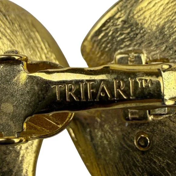 Trifari Womens Gold Tone Metal Clip-On Earrings Swirl Ribbed Vintage Retro Style - Picture 4 of 5